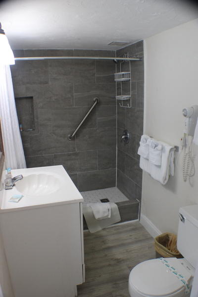 OCEAN FRONT STUDIO - w/ Two Queen Beds Photo 6