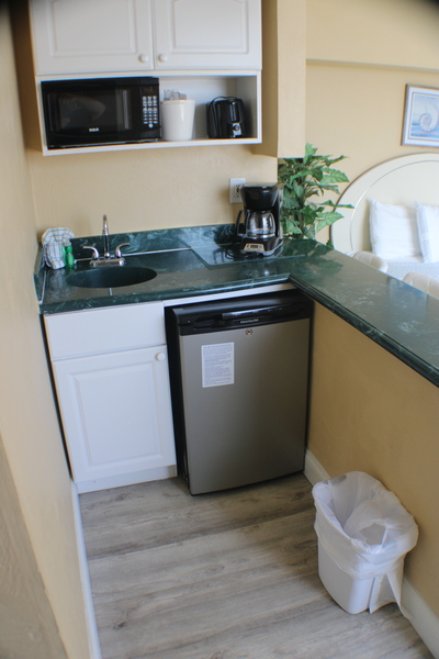 OCEAN FRONT STUDIO - w/ Two Queen Beds Photo 3