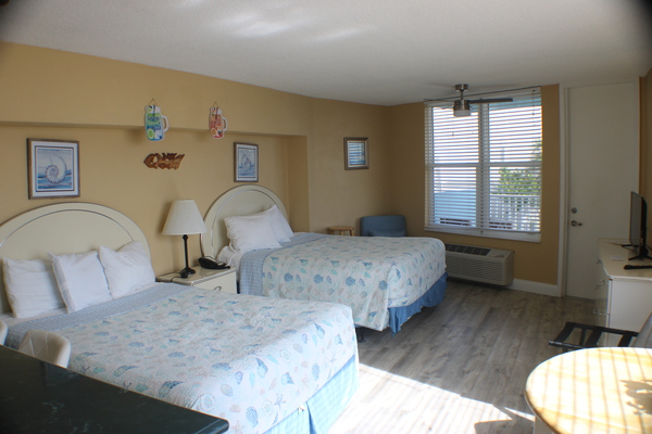 OCEAN FRONT STUDIO - w/ Two Queen Beds Photo 1
