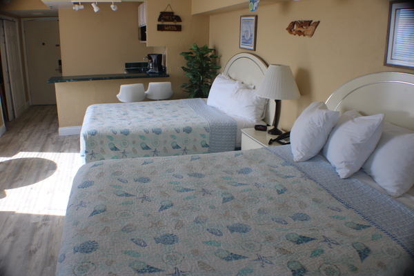 OCEAN FRONT STUDIO - w/ Two Queen Beds Photo 4