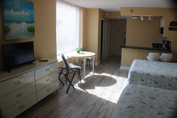 OCEAN FRONT STUDIO - w/ Two Queen Beds Photo 5