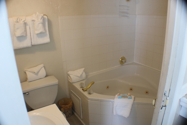 OCEAN FRONT STUDIO - w/ Two Queen Beds Photo 10