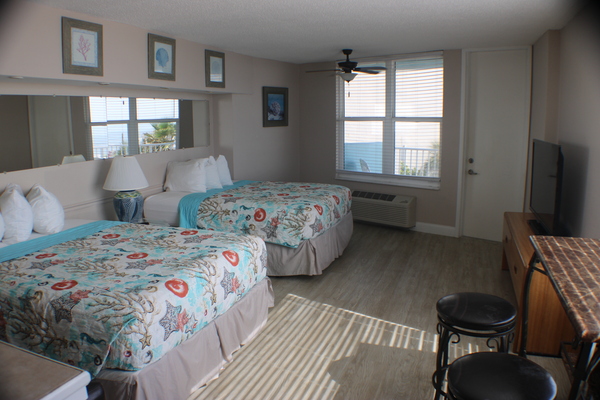 OCEAN FRONT STUDIO - w/ Two Queen Beds Photo 7