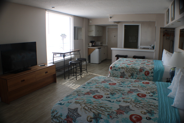 OCEAN FRONT STUDIO - w/ Two Queen Beds Photo 8